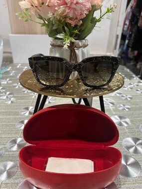 7009. Authentic Valentino Elegant Black Lace Sunglasses. V667S Valentino | Accessories | Vintage Valentino Black Sunglasses  main image 2